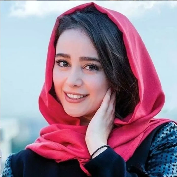 الناز حبیبی با تیپ عجبیش اش ظاهر شد | این مدل تیپ زدن از الناز حبیبی بعید بود!